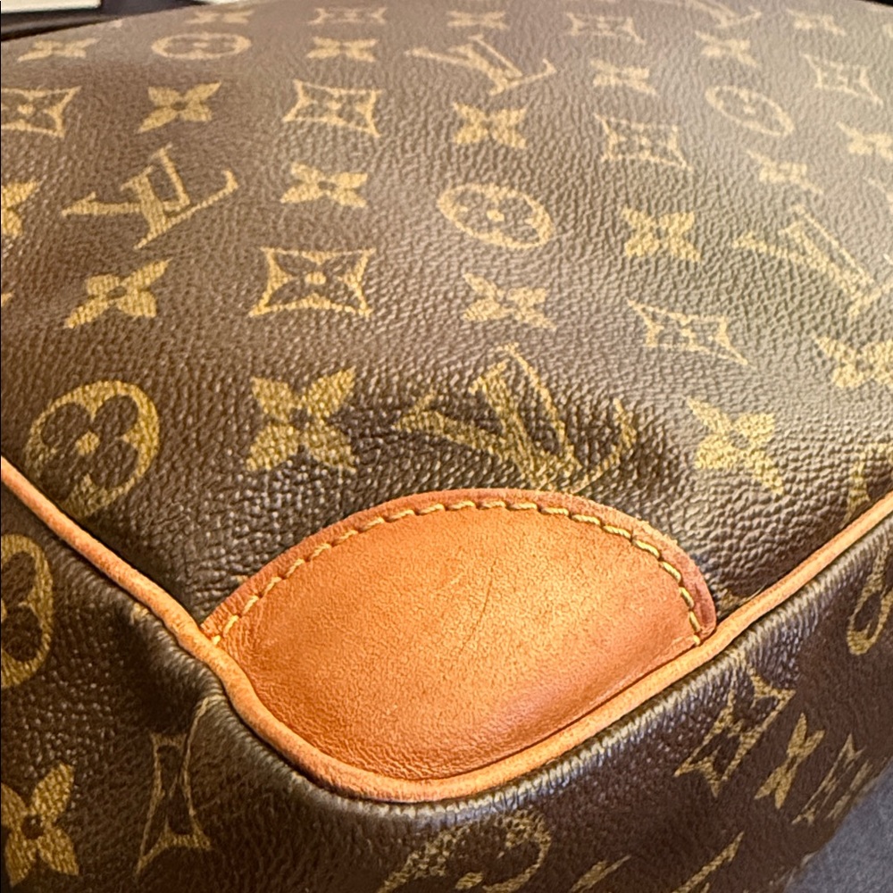 Louis Vuitton Monogram Nile Messenger/Travel Bag France 1990 - Unisex - Picture 8 of 16